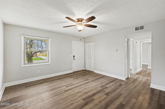 202 Hillside Ln, Louisville, KY 40229