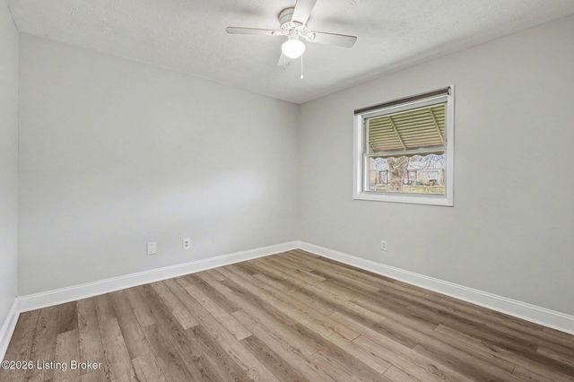 202 Hillside Ln, Louisville, KY 40229