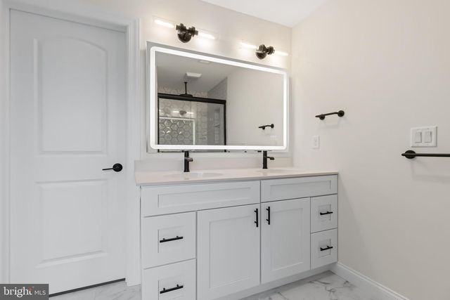 2328 ROCKVALE RD, Lancaster, PA 17602