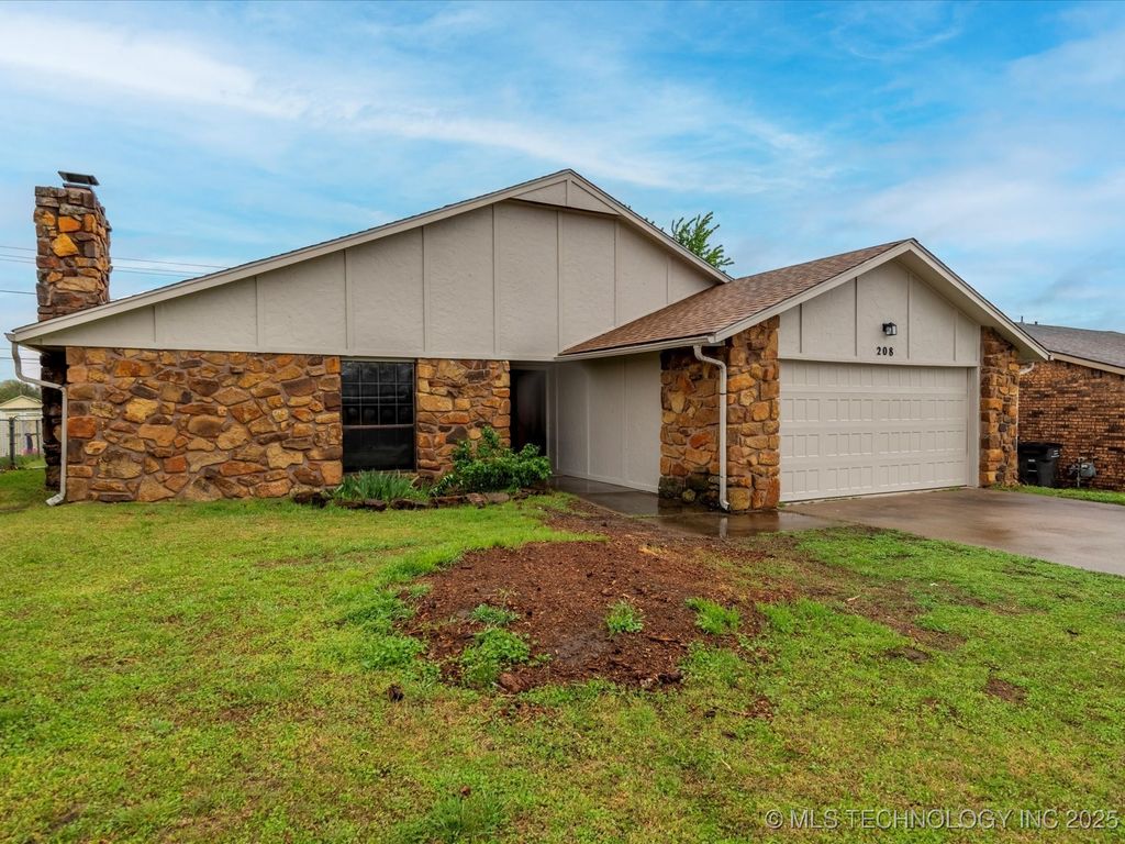208 NE Spruce Avenue, Bartlesville, OK 74006