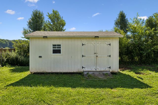 16 Delana Ave, Lawrenceburg, TN 38464