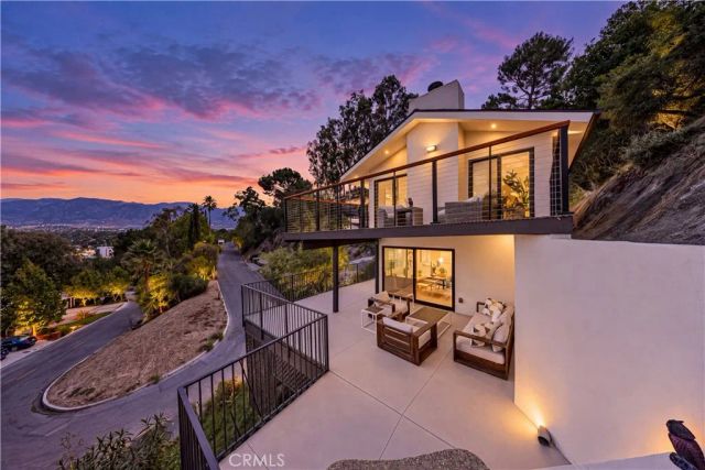 981 Glen Oaks Boulevard, Pasadena, CA 91105