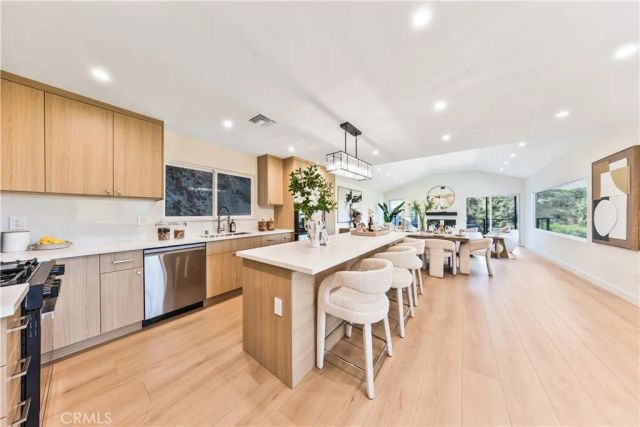981 Glen Oaks Boulevard, Pasadena, CA 91105
