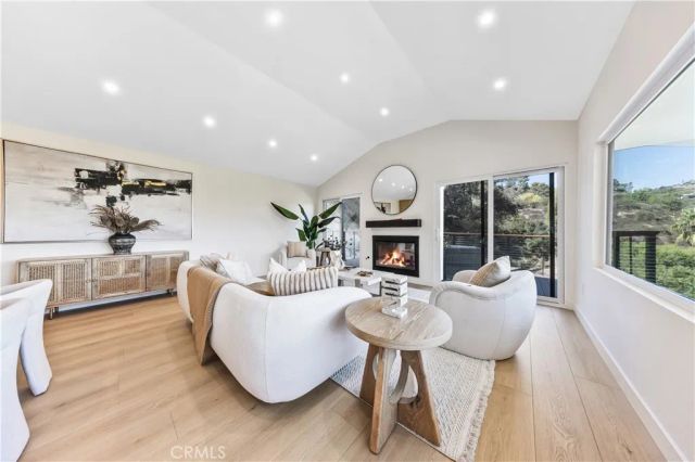 981 Glen Oaks Boulevard, Pasadena, CA 91105