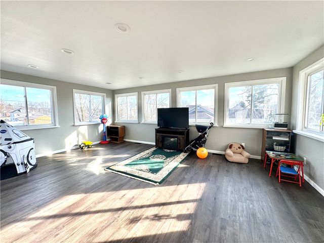 127 Hazel Ave, Ellwood City, PA 16117