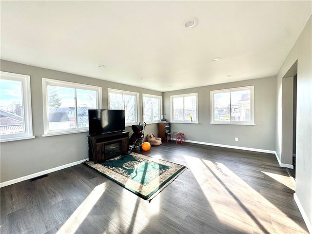 127 Hazel Ave, Ellwood City, PA 16117