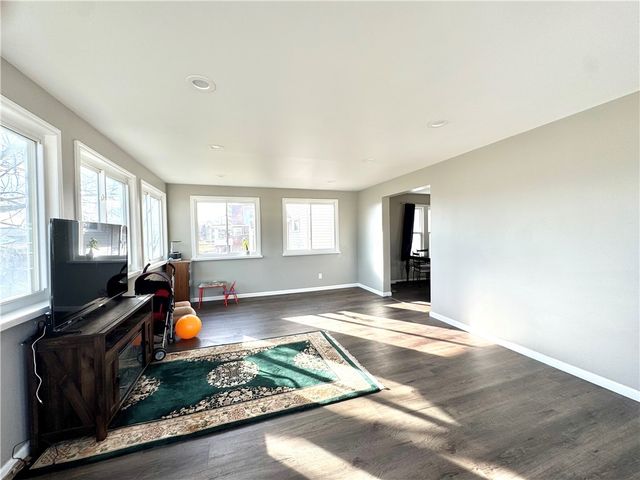 127 Hazel Ave, Ellwood City, PA 16117