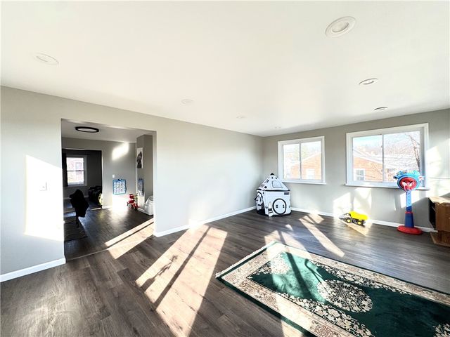 127 Hazel Ave, Ellwood City, PA 16117