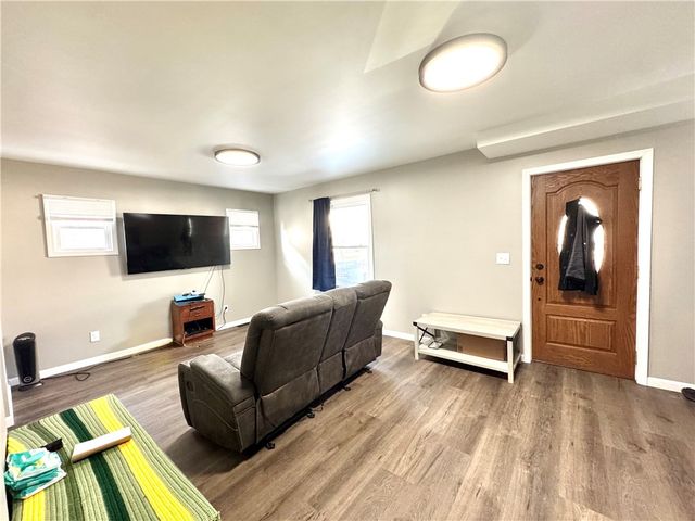 127 Hazel Ave, Ellwood City, PA 16117