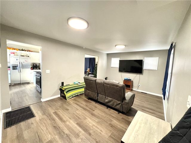 127 Hazel Ave, Ellwood City, PA 16117