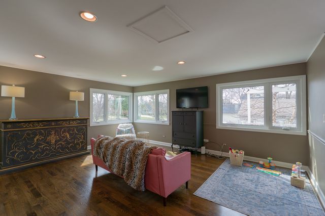 520 S Wheaton Avenue, Wheaton, IL 60187