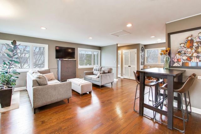 520 S Wheaton Avenue, Wheaton, IL 60187