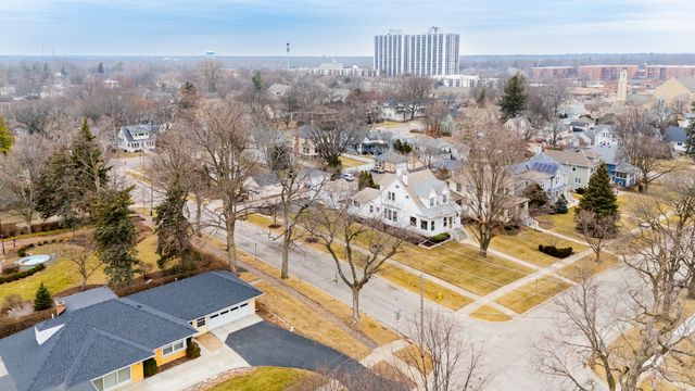 520 S Wheaton Avenue, Wheaton, IL 60187