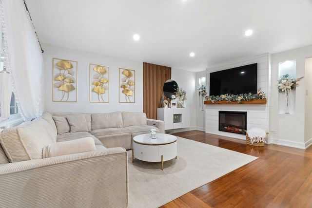 8239 Sayre Avenue, Burbank, IL 60459