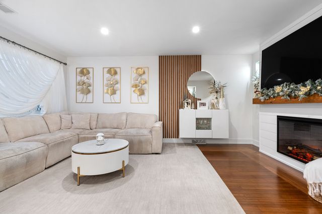 8239 Sayre Avenue, Burbank, IL 60459