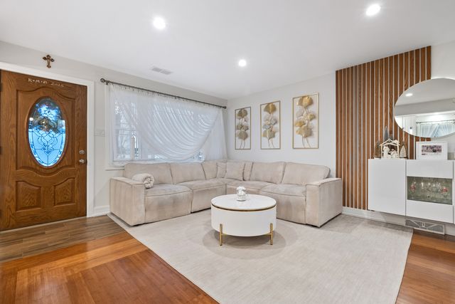 8239 Sayre Avenue, Burbank, IL 60459