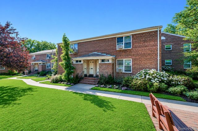 75 Edwards Street 1C, Roslyn Heights, NY 11577