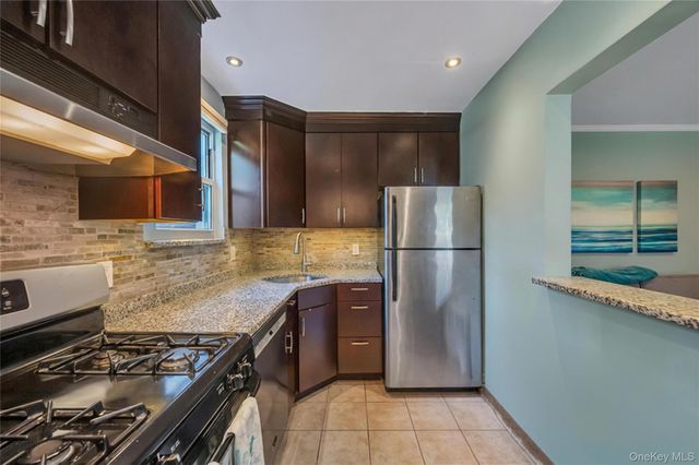 75 Edwards Street 1C, Roslyn Heights, NY 11577