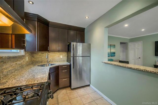 75 Edwards Street 1C, Roslyn Heights, NY 11577