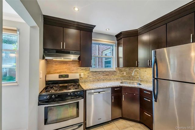 75 Edwards Street 1C, Roslyn Heights, NY 11577