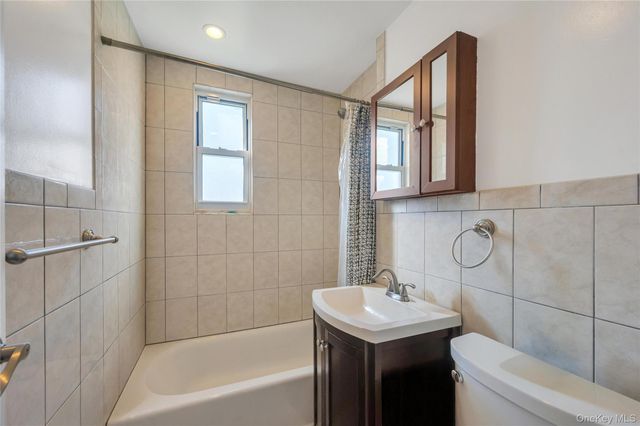 75 Edwards Street 1C, Roslyn Heights, NY 11577