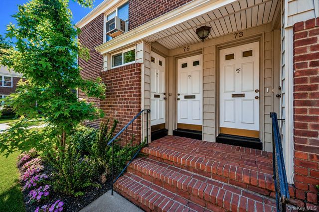 75 Edwards Street 1C, Roslyn Heights, NY 11577