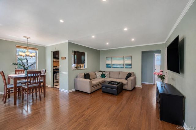 75 Edwards Street 1C, Roslyn Heights, NY 11577