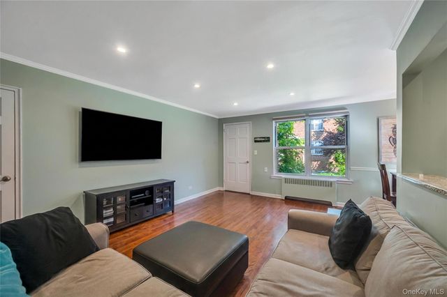 75 Edwards Street 1C, Roslyn Heights, NY 11577