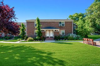 75 Edwards Street 1C, Roslyn Heights, NY 11577