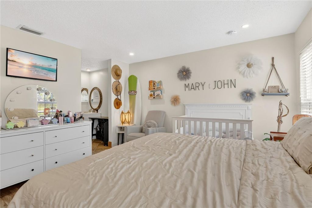 Image 11 of property listing at 10431 KINGBROOK LANE, Orlando, FL 32821