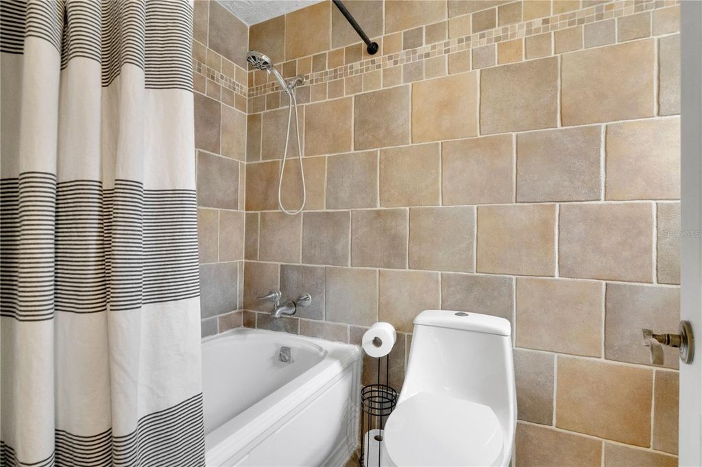 Image 15 of property listing at 10431 KINGBROOK LANE, Orlando, FL 32821