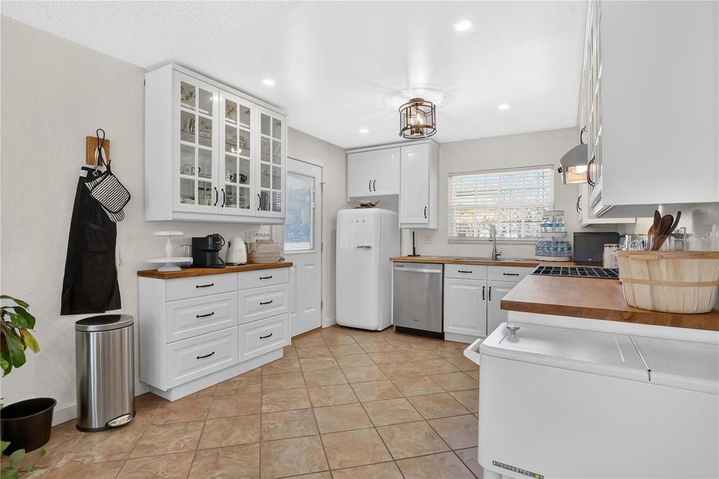 Image 4 of property listing at 10431 KINGBROOK LANE, Orlando, FL 32821