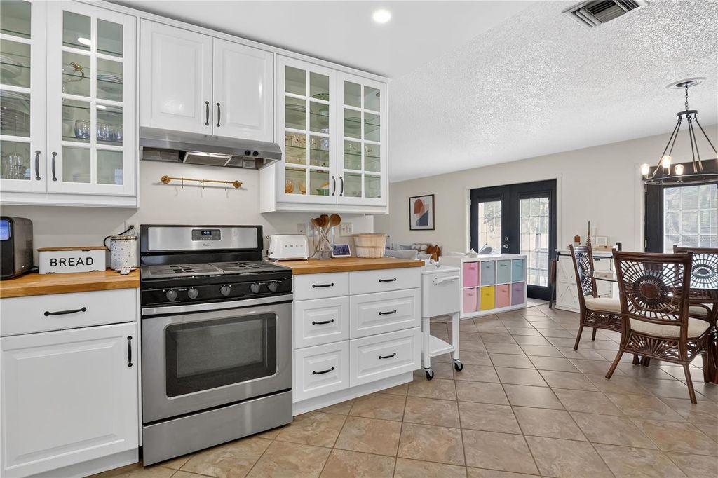 Image 6 of property listing at 10431 KINGBROOK LANE, Orlando, FL 32821