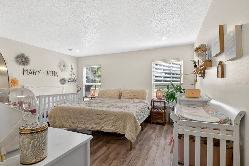 Image 9 of property listing at 10431 KINGBROOK LANE, Orlando, FL 32821