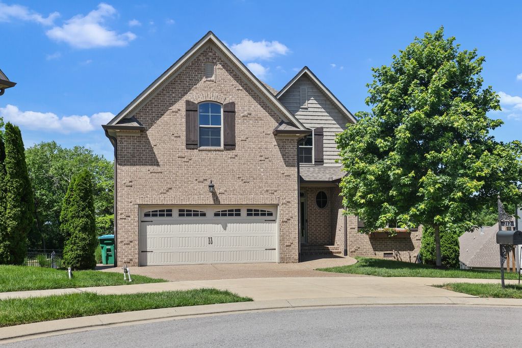 212 Lotus Ct, Hendersonville, TN 37075