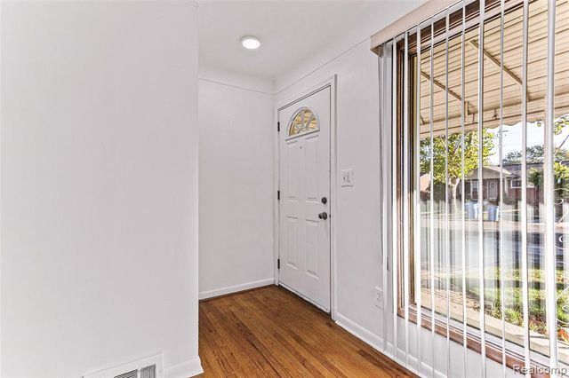 5743 Plainfield Street, Dearborn Heights, MI 48127