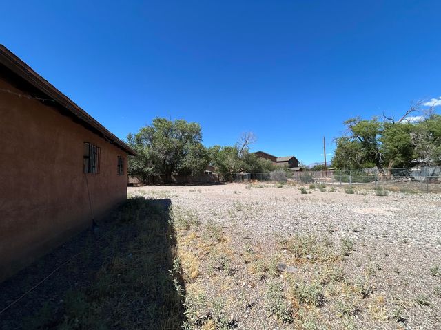 1709 Hooper Road SW, Albuquerque, NM 87105