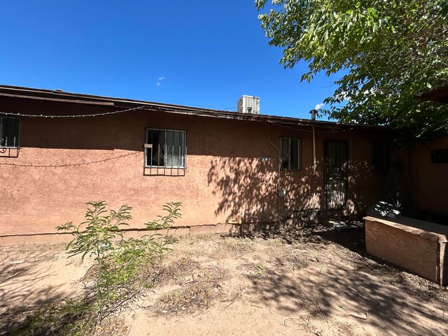 1709 Hooper Road SW, Albuquerque, NM 87105