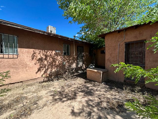 1709 Hooper Road SW, Albuquerque, NM 87105