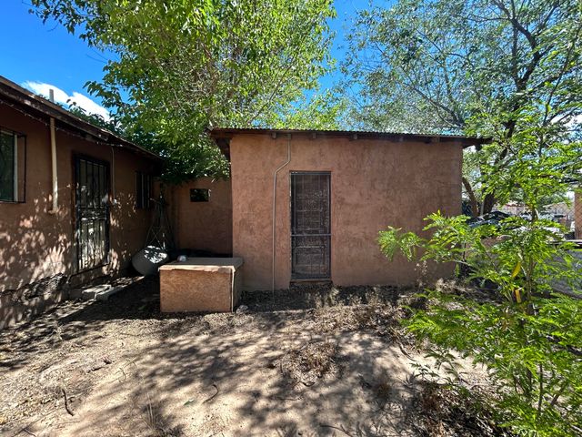 1709 Hooper Road SW, Albuquerque, NM 87105