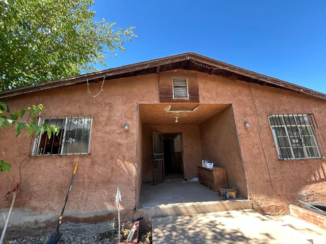 1709 Hooper Road SW, Albuquerque, NM 87105