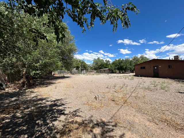 1709 Hooper Road SW, Albuquerque, NM 87105