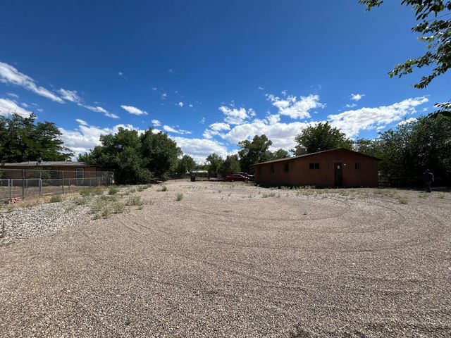 1709 Hooper Road SW, Albuquerque, NM 87105