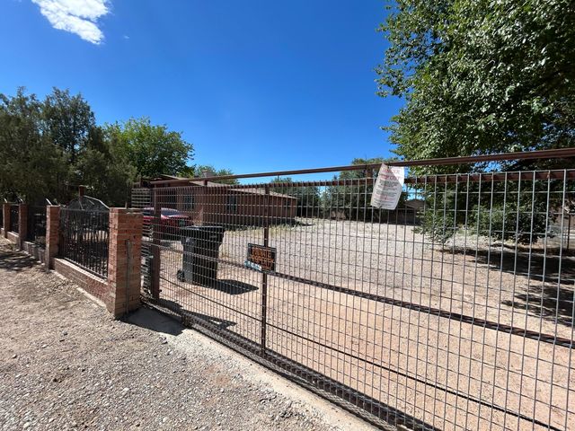 1709 Hooper Road SW, Albuquerque, NM 87105