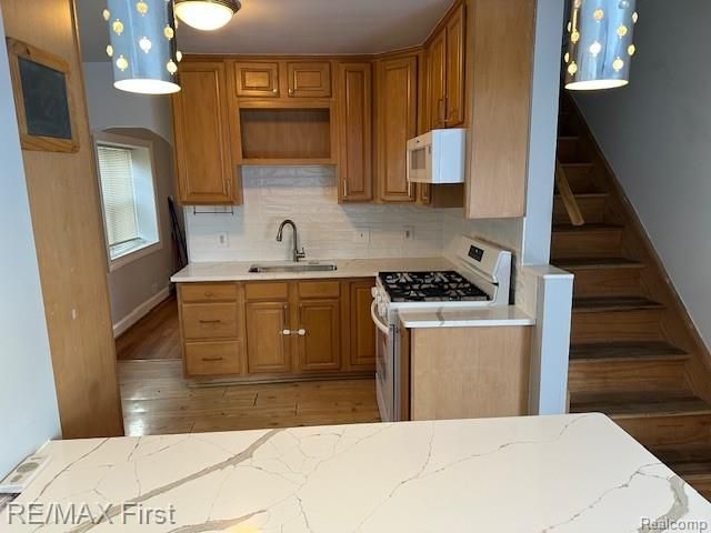 2202 Hollywood Avenue, Grosse Pointe Woods, MI 48236