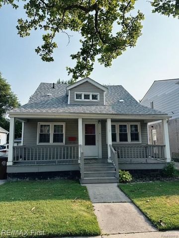 2202 Hollywood Avenue, Grosse Pointe Woods, MI 48236