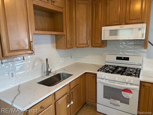 2202 Hollywood Avenue, Grosse Pointe Woods, MI 48236