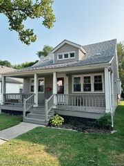 2202 Hollywood Avenue, Grosse Pointe Woods, MI 48236