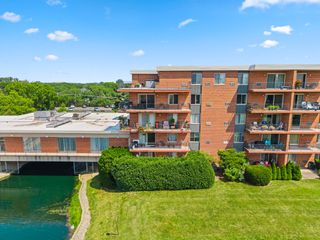 16 E Old Willow Road 424S, Prospect Heights, IL 60070