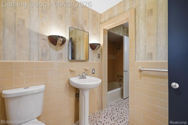 4190 Valley Forge Road, Bloomfield Hills, MI 48301